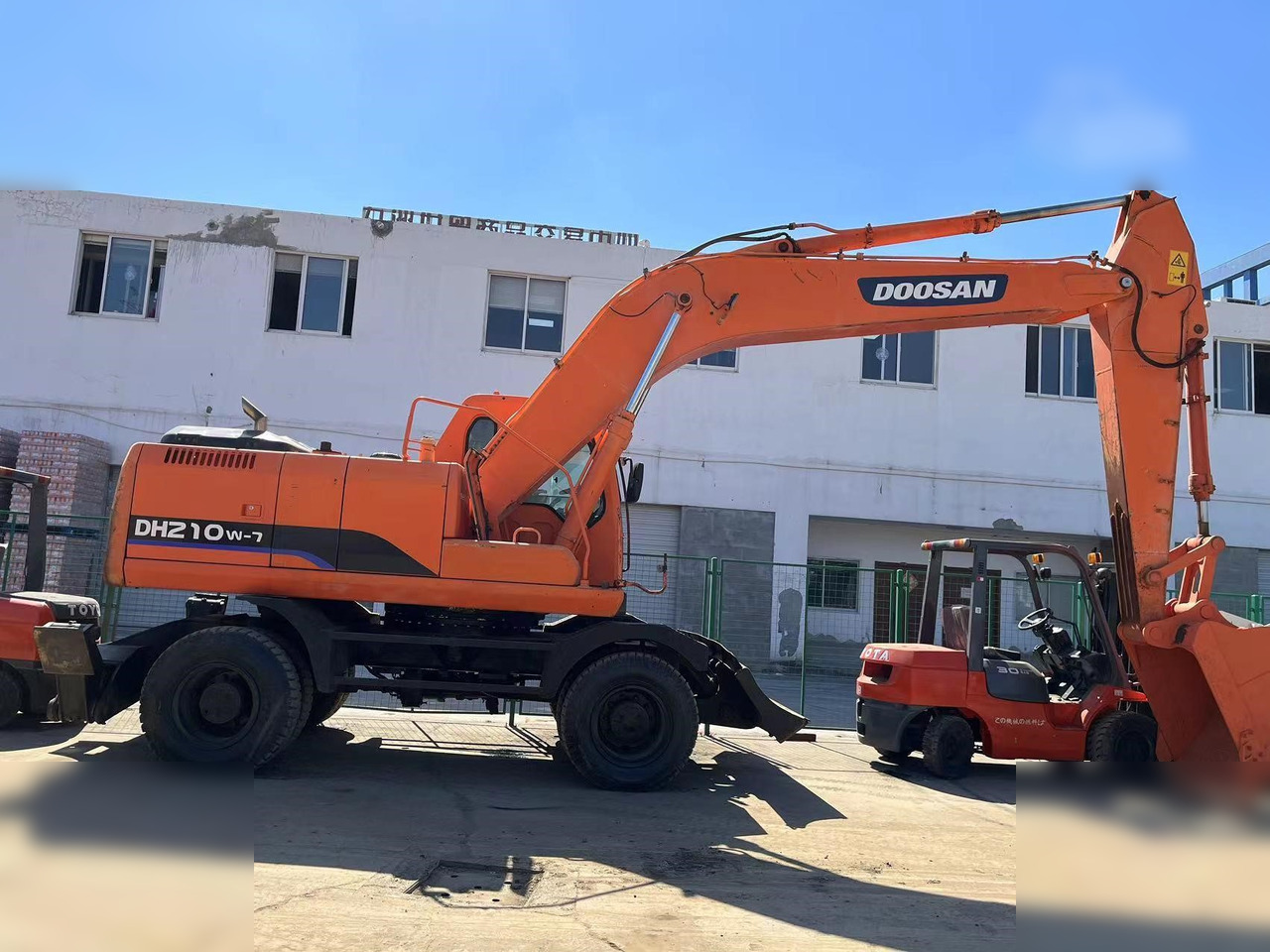 DOOSAN DH210W-7 - Wheel excavator: picture 1 DOOSAN DH210W-7 - Wheel excavator: picture 1