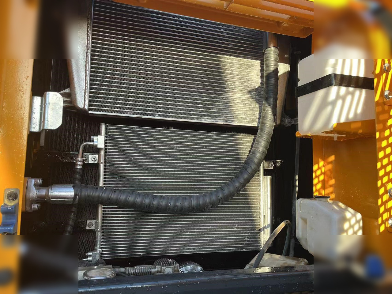 HYUNDAI ROBEX 220 LC-9S - Crawler excavator: picture 3 HYUNDAI ROBEX 220 LC-9S - Crawler excavator: picture 3