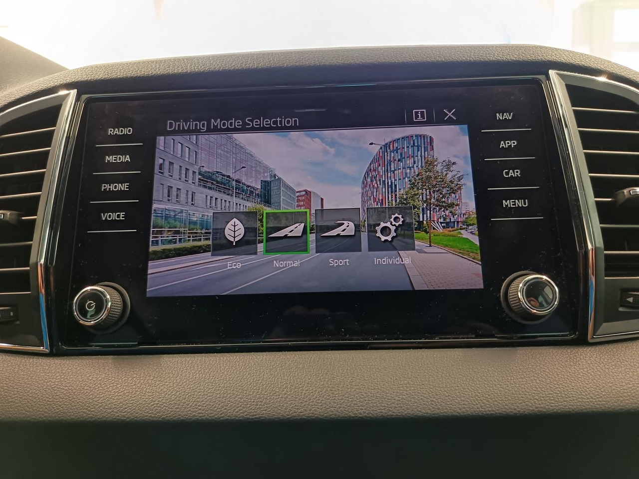 SUV Skoda Karoq Style 1,5TSI DSG*AHK-VORBER*NAVI*LED*R-KAM: picture 13 SUV Skoda Karoq Style 1,5TSI DSG*AHK-VORBER*NAVI*LED*R-KAM: picture 13