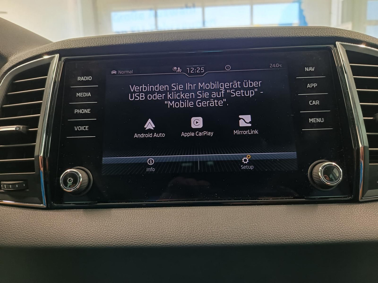 SUV Skoda Karoq Style 1,5TSI DSG*AHK-VORBER*NAVI*LED*R-KAM: picture 12 SUV Skoda Karoq Style 1,5TSI DSG*AHK-VORBER*NAVI*LED*R-KAM: picture 12