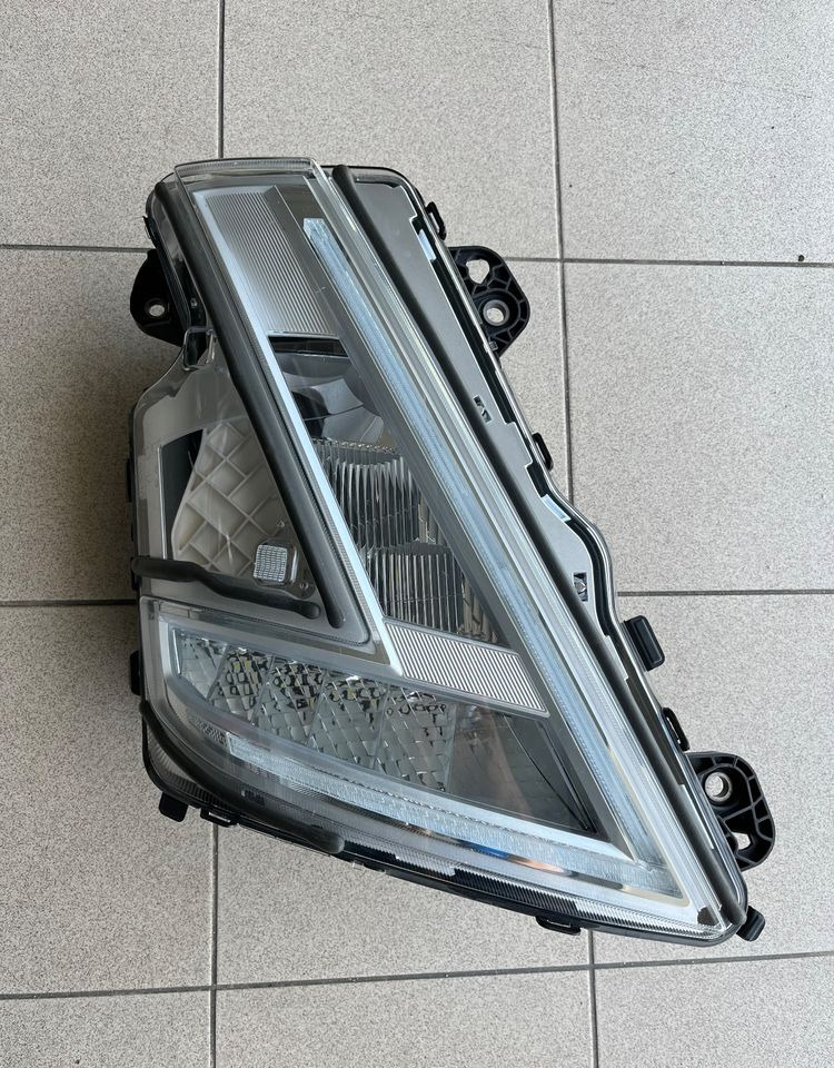 Lampa LED Volvo FH5 Reflektor FH 5 prawy RH - Lights/ Lighting for Truck: picture 1 Lampa LED Volvo FH5 Reflektor FH 5 prawy RH - Lights/ Lighting for Truck: picture 1