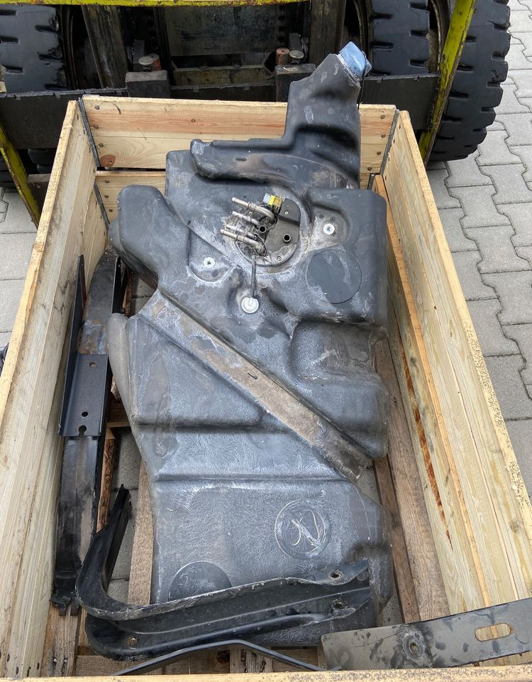 Zbiornik adblue DAF XF 106 euro 6 lift kompletny ad blue - AdBlue tank for Truck: picture 2 Zbiornik adblue DAF XF 106 euro 6 lift kompletny ad blue - AdBlue tank for Truck: picture 2