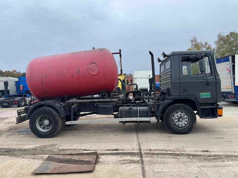 MAN 18.232 (8000 L / 6 CYLINDER WITH MANUAL PUMP / STEEL SUSPENSION) - Vacuum truck: picture 4 MAN 18.232 (8000 L / 6 CYLINDER WITH MANUAL PUMP / STEEL SUSPENSION) - Vacuum truck: picture 4