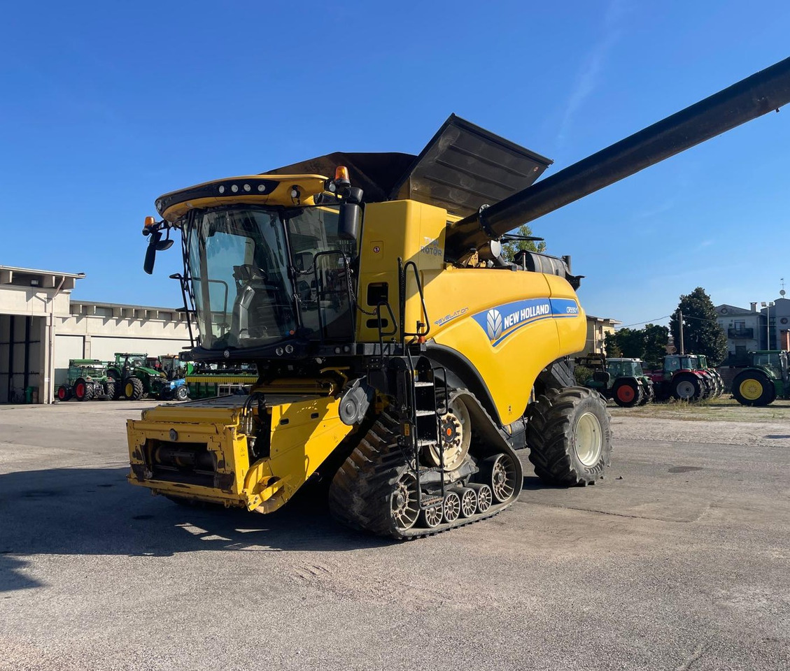 NEW HOLLAND MIETITREBBIA CR 9.90 - Combine harvester: picture 1 NEW HOLLAND MIETITREBBIA CR 9.90 - Combine harvester: picture 1
