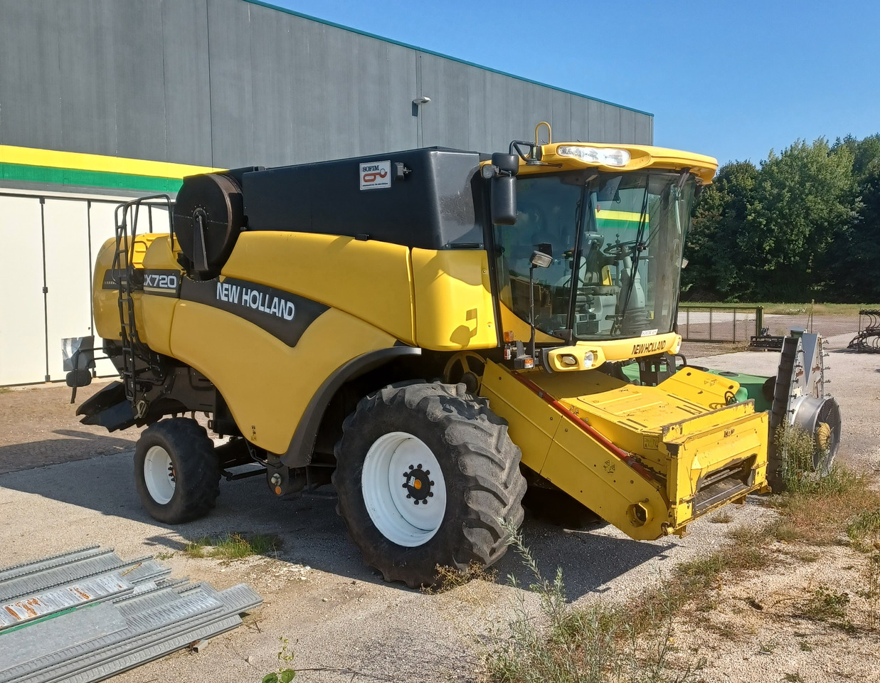NEW HOLLAND MIETITREBBIA CX 720 - Combine harvester: picture 1 NEW HOLLAND MIETITREBBIA CX 720 - Combine harvester: picture 1