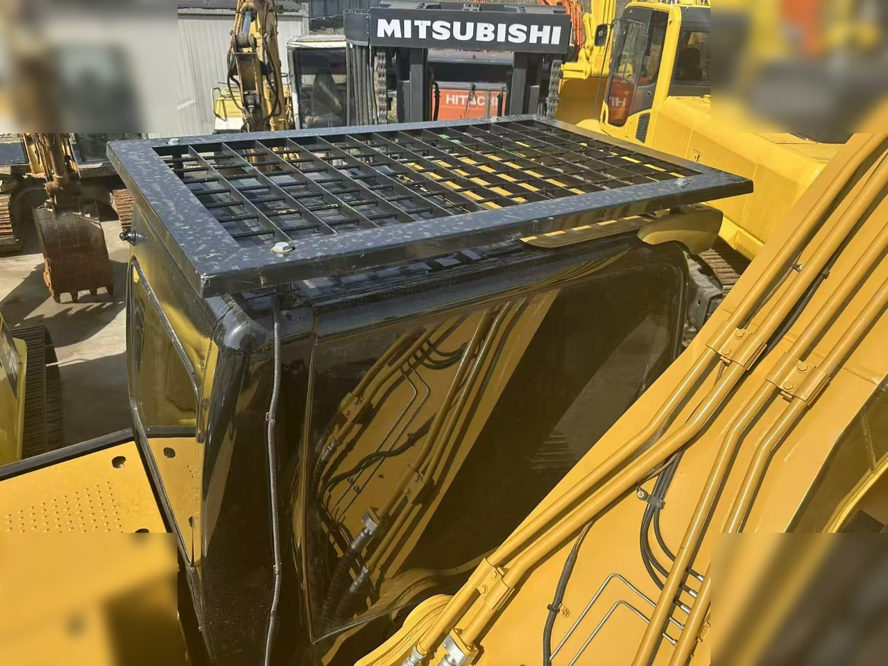 Crawler excavator CATERPILLAR 320D2L: picture 11