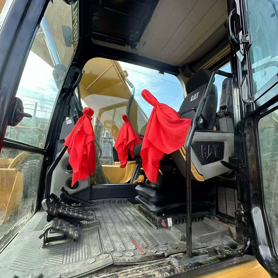 Crawler excavator CATERPILLAR 320GC: picture 12