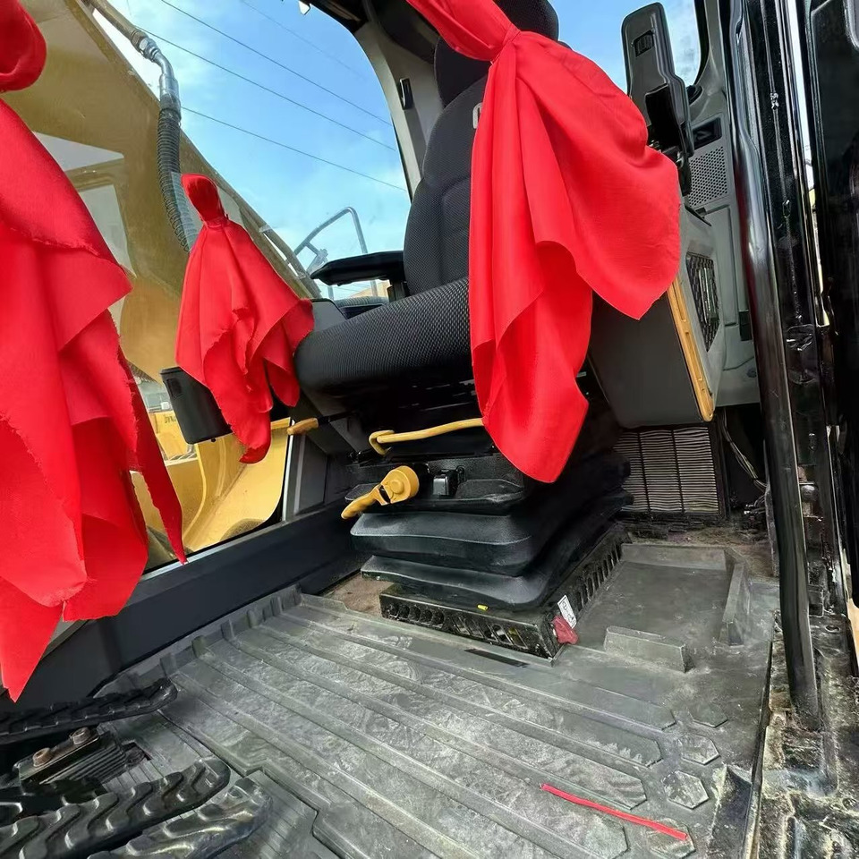 Crawler excavator CATERPILLAR 320GC: picture 13