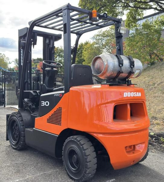 Doosan Chariot élévateur 3t gaz DOOSAN fenwick - LPG forklift: picture 2 Doosan Chariot élévateur 3t gaz DOOSAN fenwick - LPG forklift: picture 2