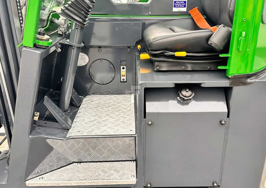 Combilift C2500CB / TRIPLEX / DIESEL / 4900MM / FREE LIFT / POSITIONER 1720MM / LIKE NEW - 4-way reach truck: picture 3 Combilift C2500CB / TRIPLEX / DIESEL / 4900MM / FREE LIFT / POSITIONER 1720MM / LIKE NEW - 4-way reach truck: picture 3
