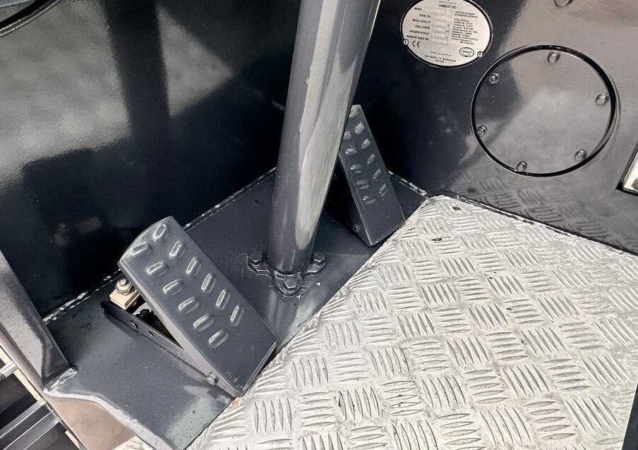 Combilift C2500CB / TRIPLEX / DIESEL / 4900MM / FREE LIFT / POSITIONER 1720MM / LIKE NEW - 4-way reach truck: picture 5 Combilift C2500CB / TRIPLEX / DIESEL / 4900MM / FREE LIFT / POSITIONER 1720MM / LIKE NEW - 4-way reach truck: picture 5