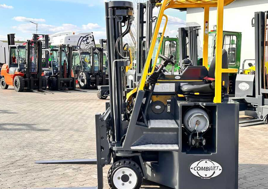 Combilift C3000CB / GAS / TRIPLEX / 4900MM / FREE LIFT / FORK POSITIONER / SIC3000CB / GAS / TRIPLEX / 4900MM / FREE LIFT / FORK POSITIONER / SIDE SHIFT / LIKE NEWDE SHIFT / LIKE NEW - 4-way reach truck: picture 4 Combilift C3000CB / GAS / TRIPLEX / 4900MM / FREE LIFT / FORK POSITIONER / SIC3000CB / GAS / TRIPLEX / 4900MM / FREE LIFT / FORK POSITIONER / SIDE SHIFT / LIKE NEWDE SHIFT / LIKE NEW - 4-way reach truck: picture 4