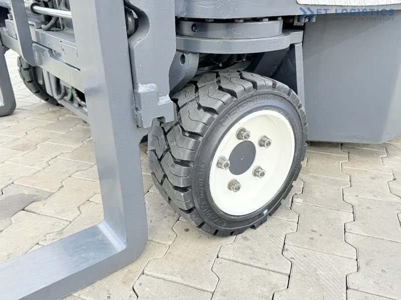 Combilift C3000CB / GAS / TRIPLEX 4900MM / FREE LIFT / FORK POSITIONER / SIDE SHIFT / EXCELLENT CONDITION / Wide range of four-way and sid - 4-way reach truck: picture 4 Combilift C3000CB / GAS / TRIPLEX 4900MM / FREE LIFT / FORK POSITIONER / SIDE SHIFT / EXCELLENT CONDITION / Wide range of four-way and sid - 4-way reach truck: picture 4