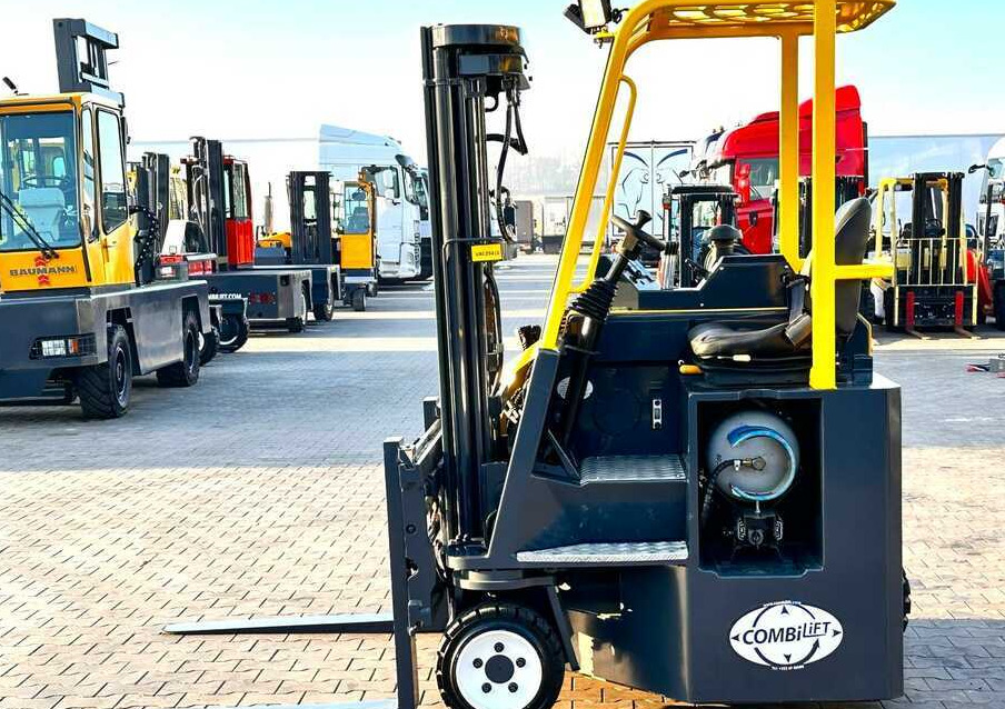 Combilift C3000CB / LPG / TRIPLEX - 4900MM / LPG / FREE LIFT / POSITIONER / FORK SIDE SHIFT / ONLY 7454 MTH / LIKE NEW - 4-way reach truck: picture 3 Combilift C3000CB / LPG / TRIPLEX - 4900MM / LPG / FREE LIFT / POSITIONER / FORK SIDE SHIFT / ONLY 7454 MTH / LIKE NEW - 4-way reach truck: picture 3