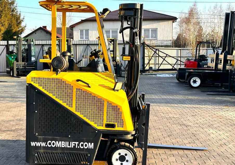 Combilift C3000CB / LPG / TRIPLEX - 4900MM / LPG / FREE LIFT / POSITIONER / FORK SIDE SHIFT / ONLY 7454 MTH / LIKE NEW - 4-way reach truck: picture 5 Combilift C3000CB / LPG / TRIPLEX - 4900MM / LPG / FREE LIFT / POSITIONER / FORK SIDE SHIFT / ONLY 7454 MTH / LIKE NEW - 4-way reach truck: picture 5