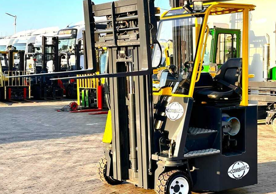 Combilift C3000CB / LPG / TRIPLEX - 4900MM / LPG / FREE LIFT / POSITIONER / FORK SIDE SHIFT / ONLY 7454 MTH / LIKE NEW - 4-way reach truck: picture 1 Combilift C3000CB / LPG / TRIPLEX - 4900MM / LPG / FREE LIFT / POSITIONER / FORK SIDE SHIFT / ONLY 7454 MTH / LIKE NEW - 4-way reach truck: picture 1