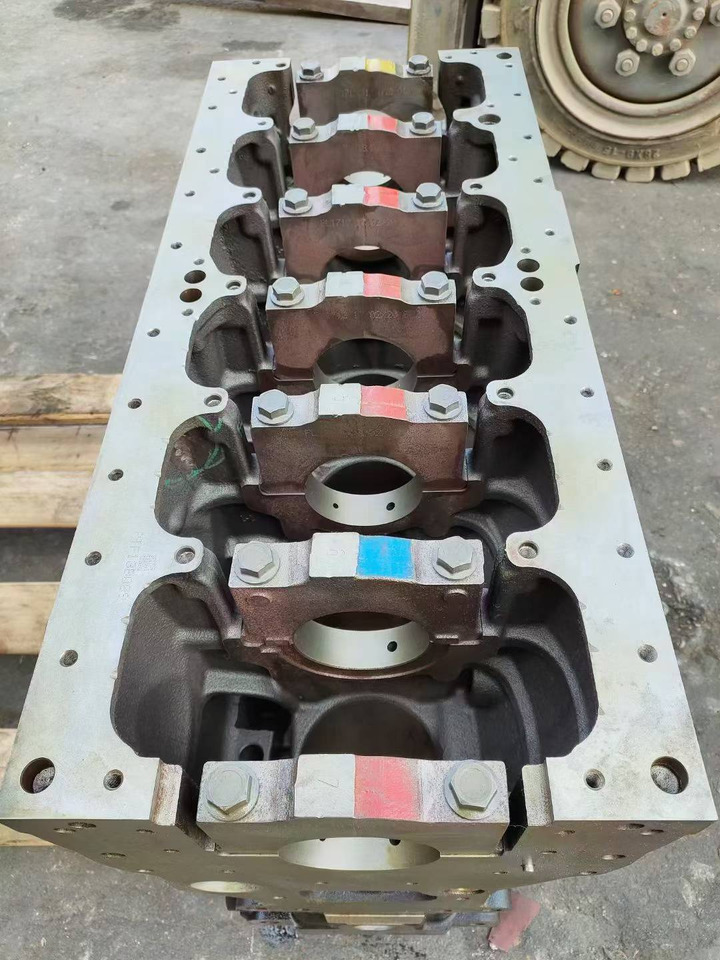 CATERPILLAR C6.6 - Cylinder block for Excavator: picture 1 CATERPILLAR C6.6 - Cylinder block for Excavator: picture 1