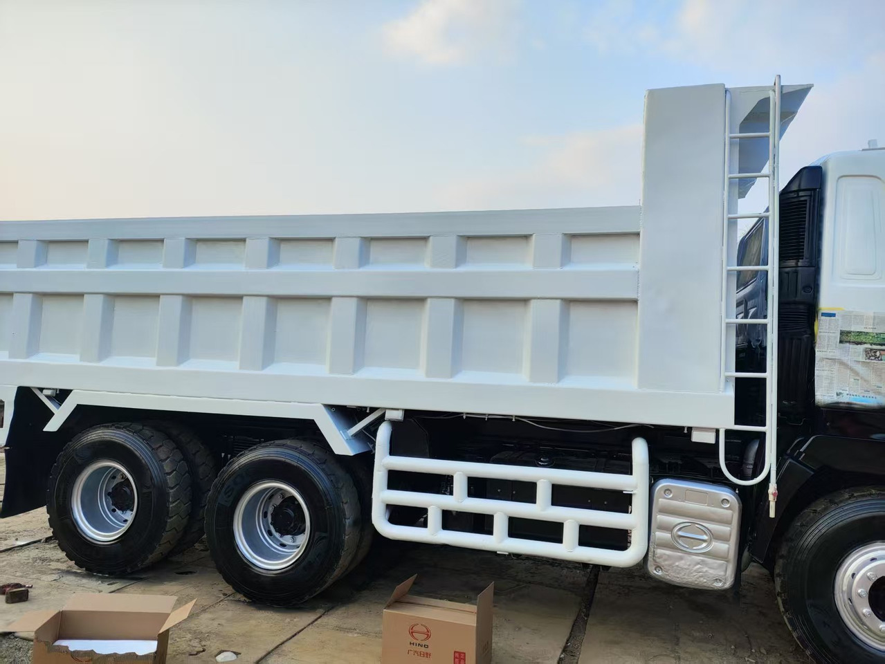 HINO HINO 700 - Tipper: picture 4 HINO HINO 700 - Tipper: picture 4