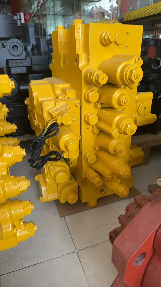 KOMATSU PC200-8 - Hydraulic valve for Excavator: picture 1 KOMATSU PC200-8 - Hydraulic valve for Excavator: picture 1