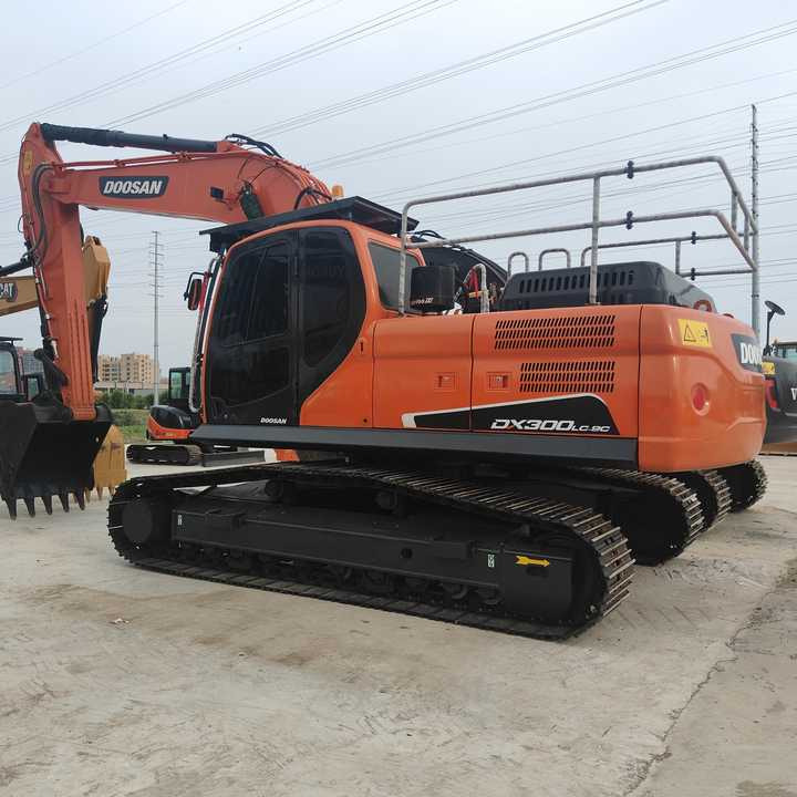 Used Digger DOOSAN DX300 Construction Machinery Construction Digger Used DOOSAN DX300 Cheap Excavator - Crawler excavator: picture 1 Used Digger DOOSAN DX300 Construction Machinery Construction Digger Used DOOSAN DX300 Cheap Excavator - Crawler excavator: picture 1
