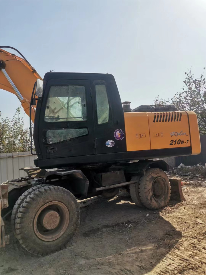 HYUNDAI R210W-7 - Wheel excavator: picture 1 HYUNDAI R210W-7 - Wheel excavator: picture 1