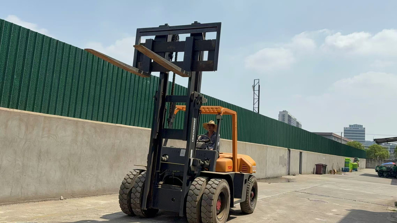 TCM FD100 - Diesel forklift: picture 1 TCM FD100 - Diesel forklift: picture 1