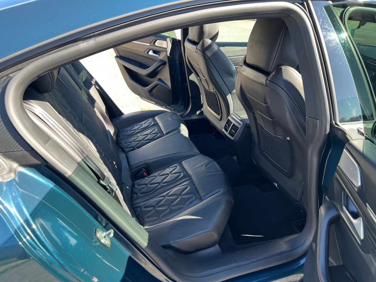 Sedan PEUGEOT 508 BlueHDi 180 ch S&S EAT8 GT: picture 27