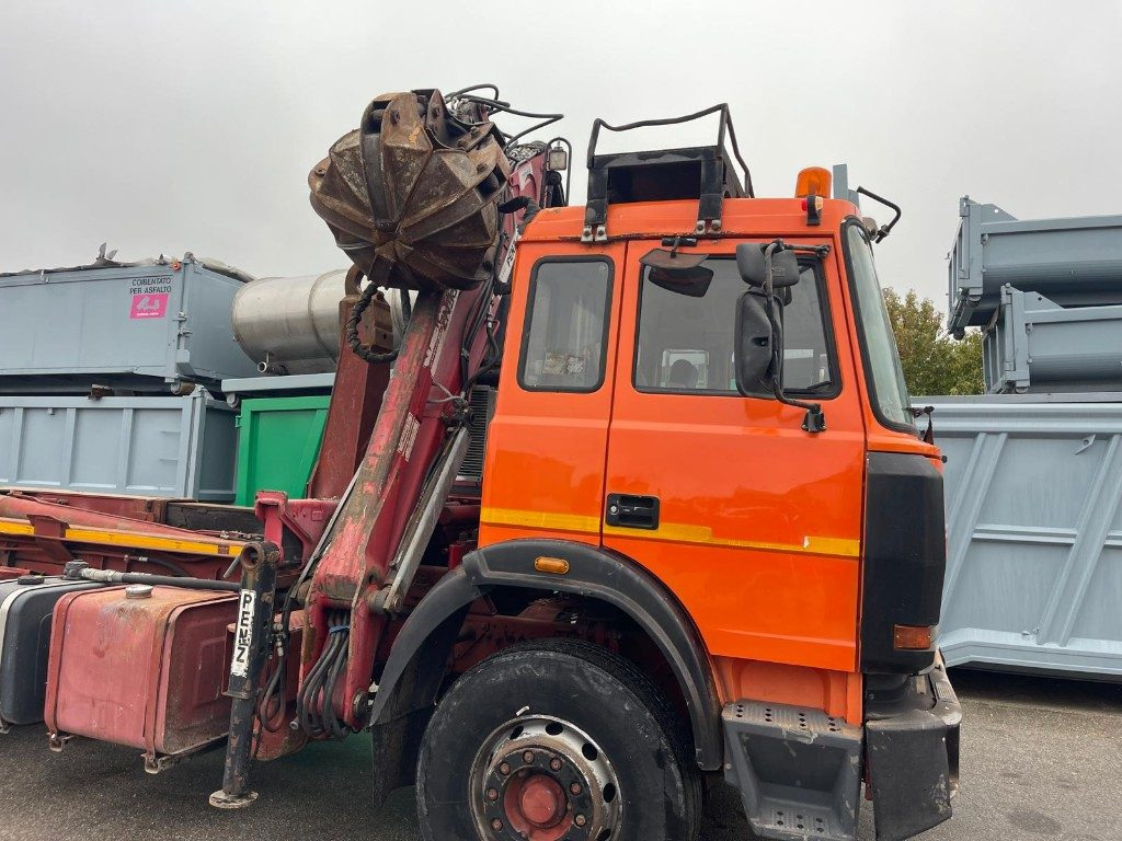 IVECO 190E26 SCARRABILE CON GRU PENZ E POLIPO - Hook lift truck: picture 5 IVECO 190E26 SCARRABILE CON GRU PENZ E POLIPO - Hook lift truck: picture 5