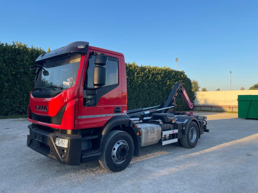 IVECO EUROCARGO 160E32 CON SCARRABILE NUOVO - Hook lift truck: picture 1 IVECO EUROCARGO 160E32 CON SCARRABILE NUOVO - Hook lift truck: picture 1