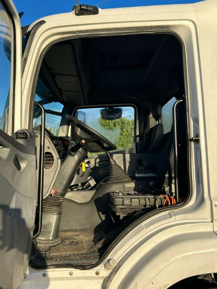 MERCEDES-BENZ MERCEDES 2533 SCARRABILE - Hook lift truck: picture 5 MERCEDES-BENZ MERCEDES 2533 SCARRABILE - Hook lift truck: picture 5