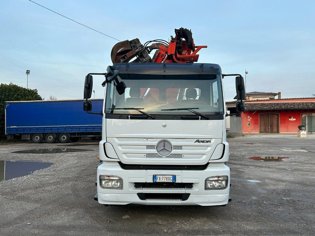 MERCEDES-BENZ MERCEDES AXOR 2533 SCARRABILE CON GRU E POLIPO - Hook lift truck, Crane truck: picture 1 MERCEDES-BENZ MERCEDES AXOR 2533 SCARRABILE CON GRU E POLIPO - Hook lift truck, Crane truck: picture 1
