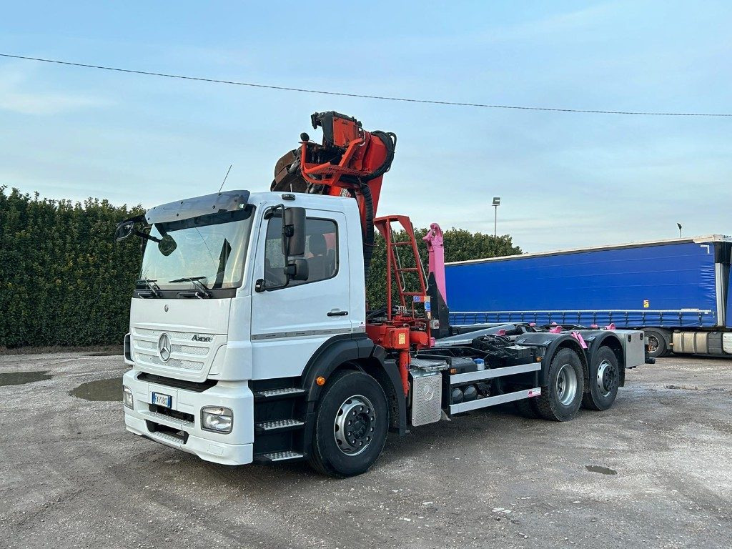 MERCEDES-BENZ MERCEDES AXOR 2533 SCARRABILE CON GRU E POLIPO - Hook lift truck, Crane truck: picture 2 MERCEDES-BENZ MERCEDES AXOR 2533 SCARRABILE CON GRU E POLIPO - Hook lift truck, Crane truck: picture 2