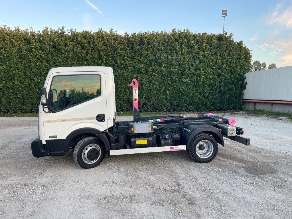 NISSAN NT400 SCARRABILE PATENTE B - Hook lift truck: picture 2 NISSAN NT400 SCARRABILE PATENTE B - Hook lift truck: picture 2