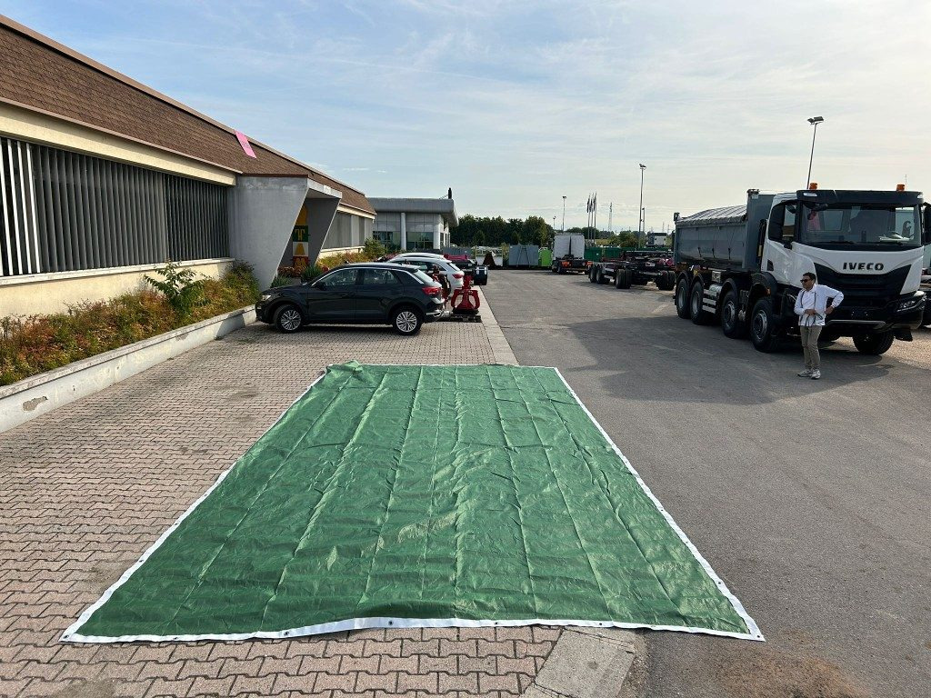 RETE ANTIGRANDINE NUOVA PER COPERTURA CONTAINERS - Tool/ Equipment: picture 1 RETE ANTIGRANDINE NUOVA PER COPERTURA CONTAINERS - Tool/ Equipment: picture 1