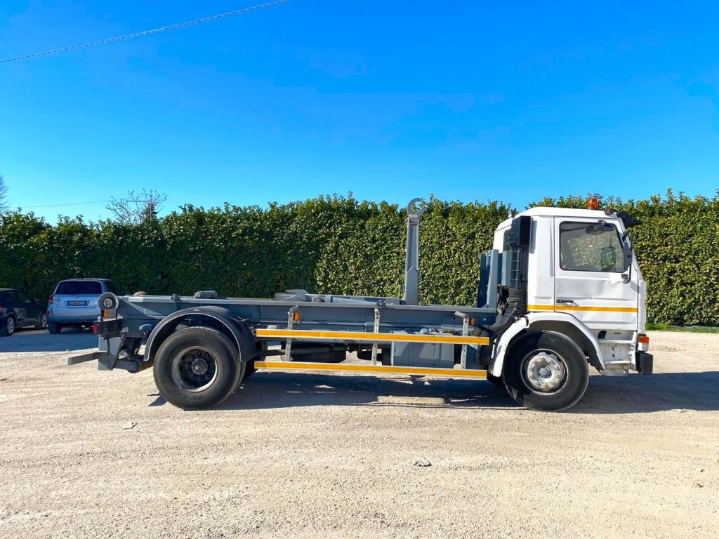 SCANIA H82 SCARRABILE BALESTRATO ANTERIORE E POSTE - Hook lift truck: picture 2 SCANIA H82 SCARRABILE BALESTRATO ANTERIORE E POSTE - Hook lift truck: picture 2