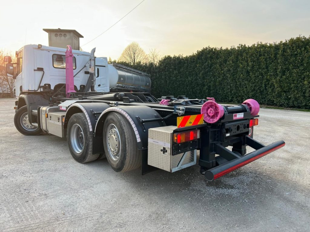 SCANIA P410 SCARRABILE CON RIDUTTORE AI MOZZI - Hook lift truck: picture 4 SCANIA P410 SCARRABILE CON RIDUTTORE AI MOZZI - Hook lift truck: picture 4