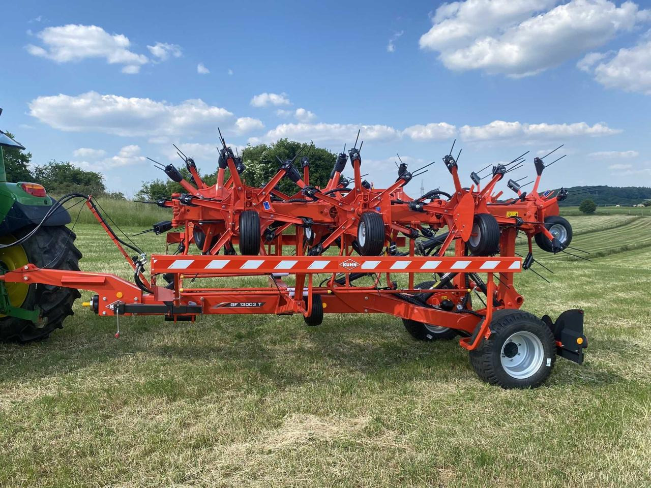 Kuhn GF13003T - Tedder/ Rake: picture 2 Kuhn GF13003T - Tedder/ Rake: picture 2