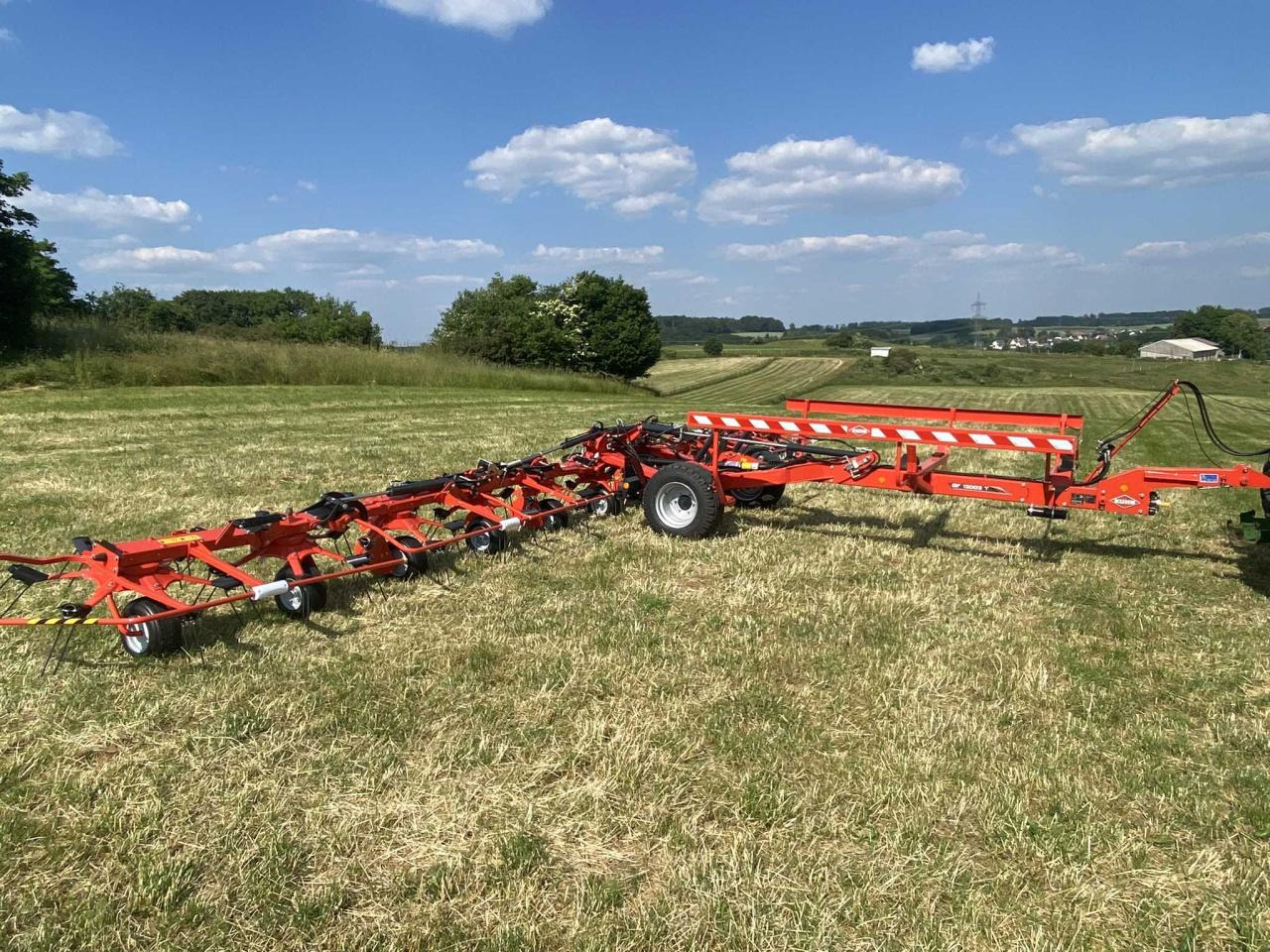 Kuhn GF13003T - Tedder/ Rake: picture 1 Kuhn GF13003T - Tedder/ Rake: picture 1