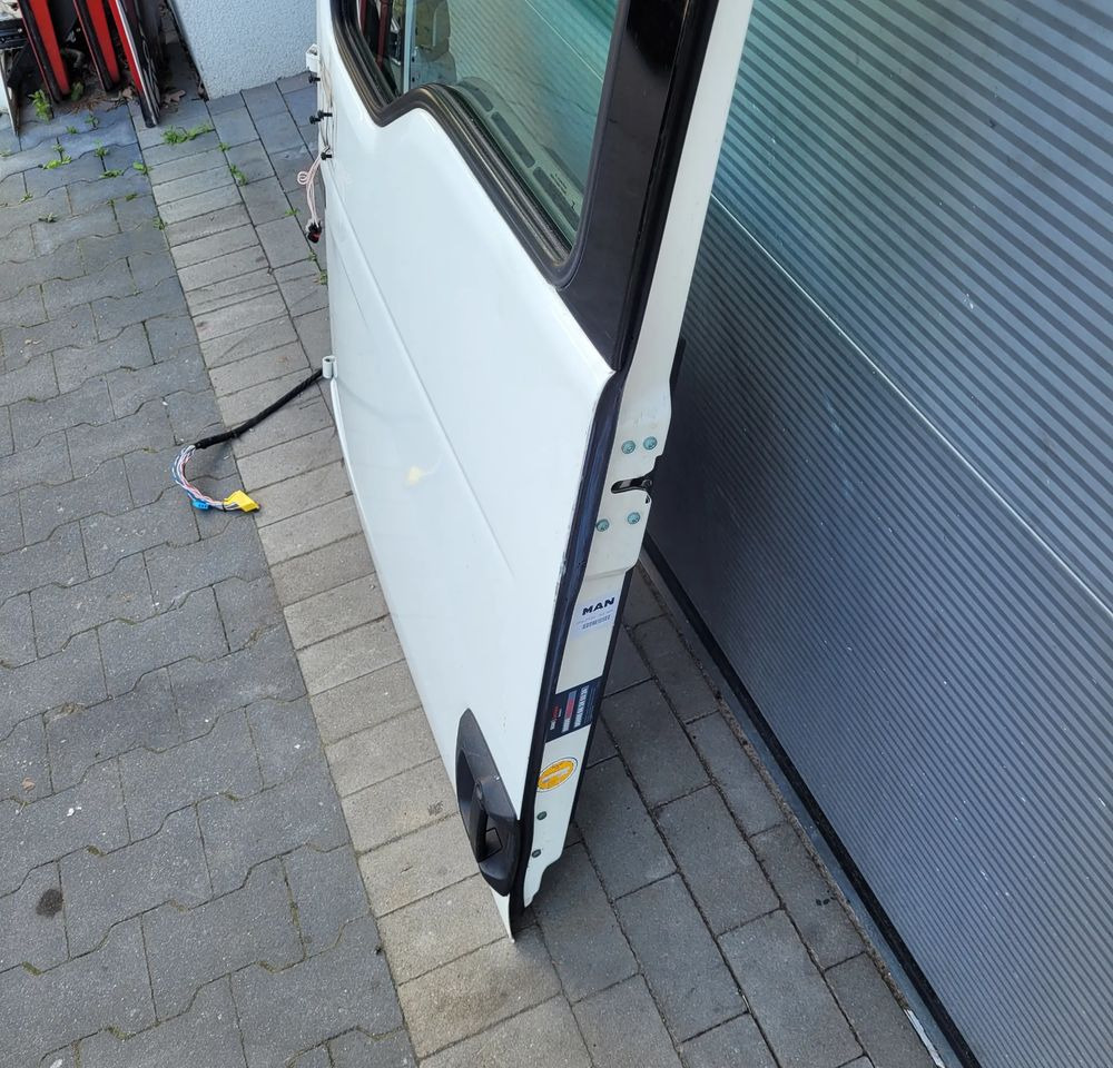 DRZWI MAN TGX LEWE LIFT RAL 9010 ORYGINAŁ CHWALIM116 - Door and parts for Truck: picture 3 DRZWI MAN TGX LEWE LIFT RAL 9010 ORYGINAŁ CHWALIM116 - Door and parts for Truck: picture 3