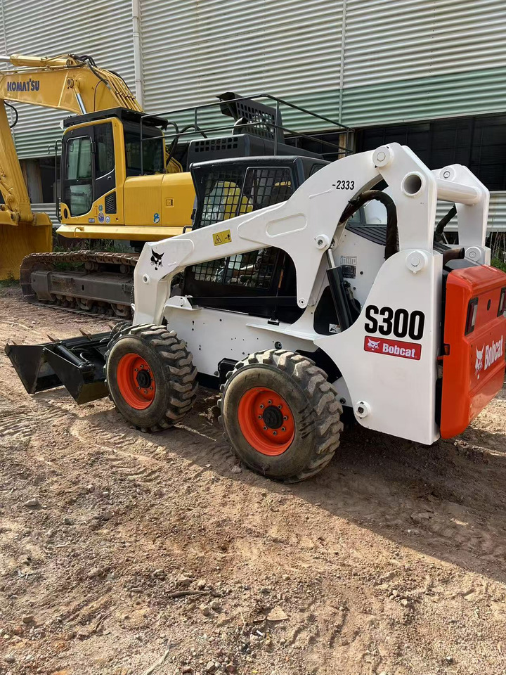 BOBCAT S300 - Skid steer loader: picture 1 BOBCAT S300 - Skid steer loader: picture 1