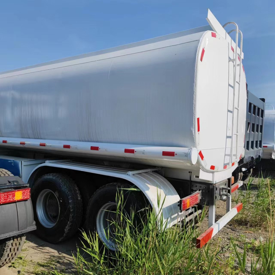 SINOTRUK HOWO 371 Fuel Tanker Truck Reliable Tanker Vehicle - Tank truck: picture 1 SINOTRUK HOWO 371 Fuel Tanker Truck Reliable Tanker Vehicle - Tank truck: picture 1