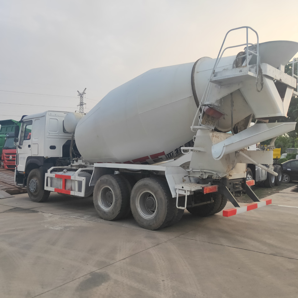 SINOTRUK HOWO - Concrete mixer: picture 3 SINOTRUK HOWO - Concrete mixer: picture 3