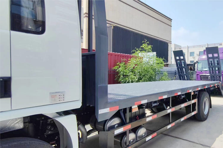 SHACMAN SHACMAN L3000 4x2 Light Cargo Truck with Rear Loading Ramp - Dropside/ Flatbed truck: picture 3 SHACMAN SHACMAN L3000 4x2 Light Cargo Truck with Rear Loading Ramp - Dropside/ Flatbed truck: picture 3