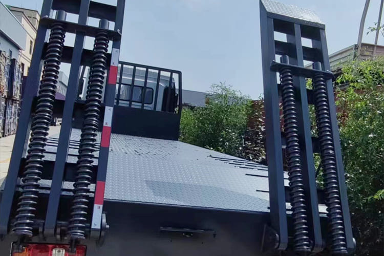 SHACMAN SHACMAN L3000 4x2 Light Cargo Truck with Rear Loading Ramp - Dropside/ Flatbed truck: picture 5 SHACMAN SHACMAN L3000 4x2 Light Cargo Truck with Rear Loading Ramp - Dropside/ Flatbed truck: picture 5