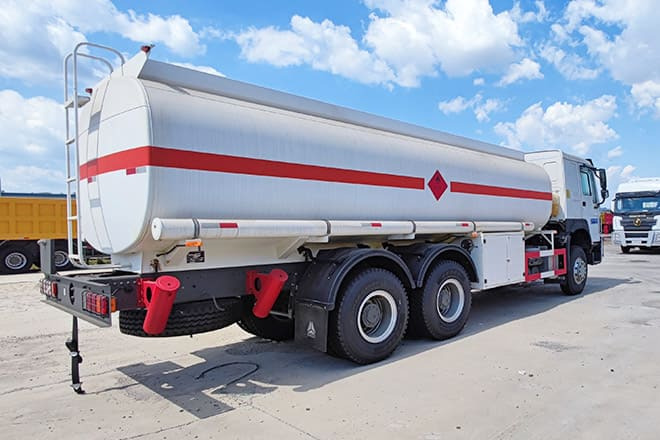 SINOTRUK Howo 400 Diesel Tanker Truck for Sale in Nigeria - Tank truck: picture 4 SINOTRUK Howo 400 Diesel Tanker Truck for Sale in Nigeria - Tank truck: picture 4