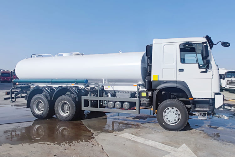 SINOTRUK Sinotruk Water Tanker Truck for Sale in Jamaica - Tank truck: picture 3 SINOTRUK Sinotruk Water Tanker Truck for Sale in Jamaica - Tank truck: picture 3