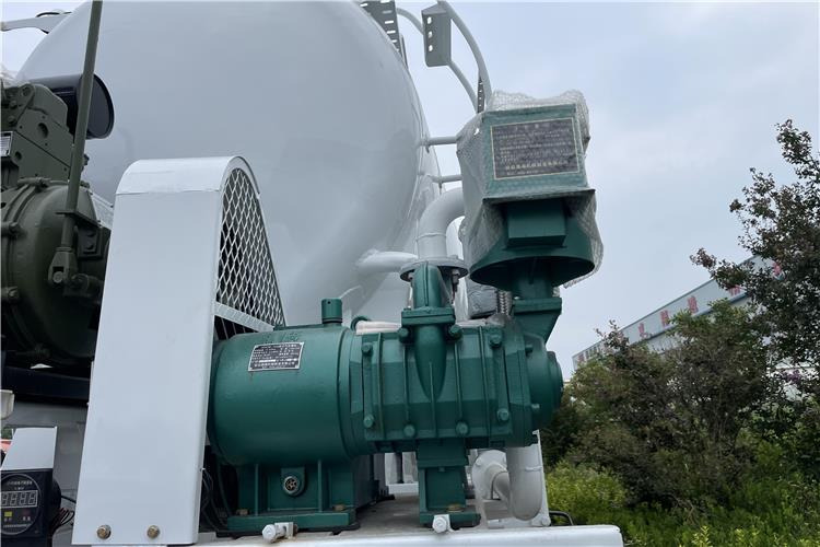 TITAN 3 Axle Dry Bulker Cement Tanker Trailer for Sale In Saudi Arabia - Silo semi-trailer: picture 3 TITAN 3 Axle Dry Bulker Cement Tanker Trailer for Sale In Saudi Arabia - Silo semi-trailer: picture 3