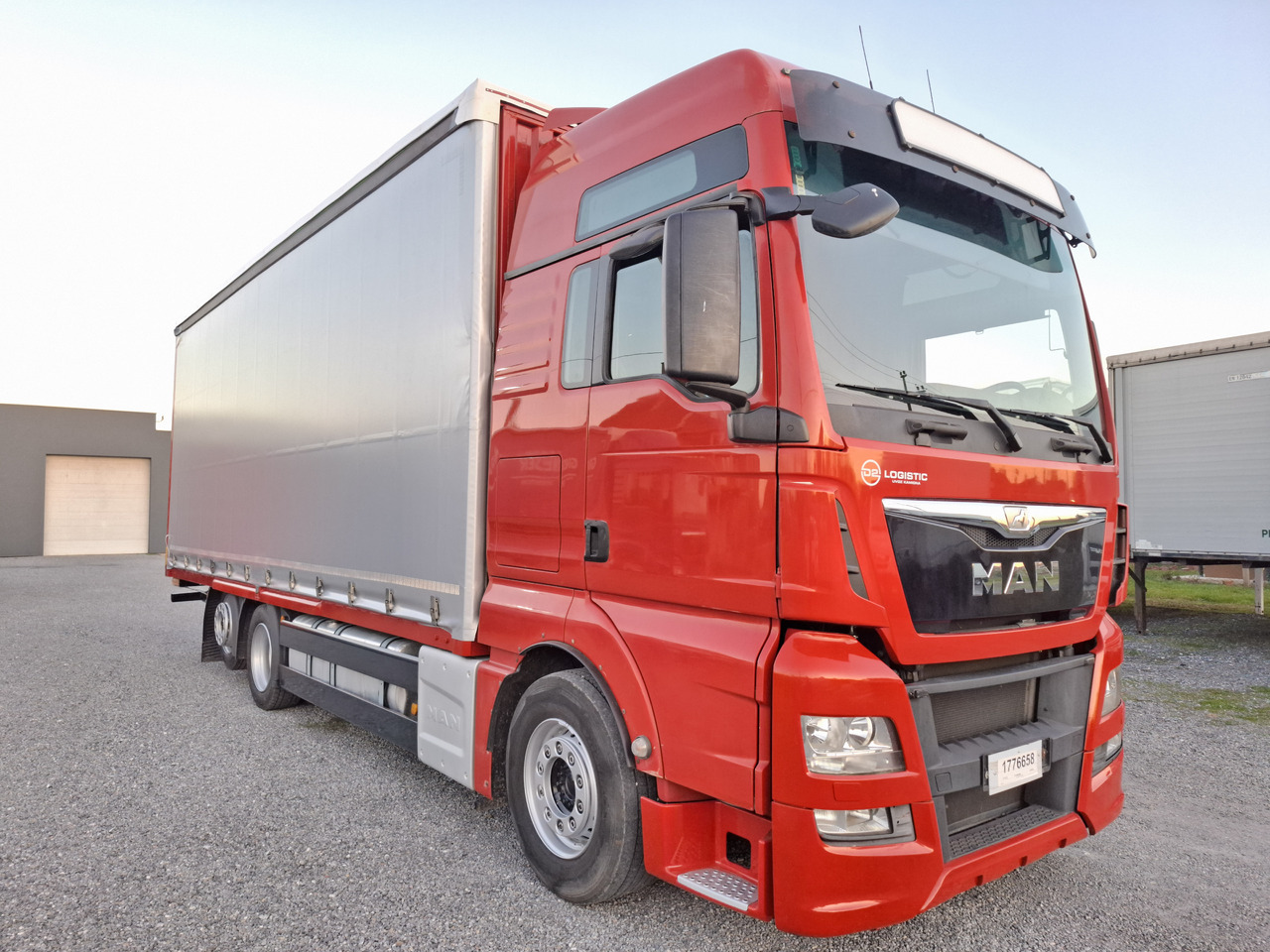 MAN TGX 26.440 E6 - Curtainsider truck: picture 1 MAN TGX 26.440 E6 - Curtainsider truck: picture 1