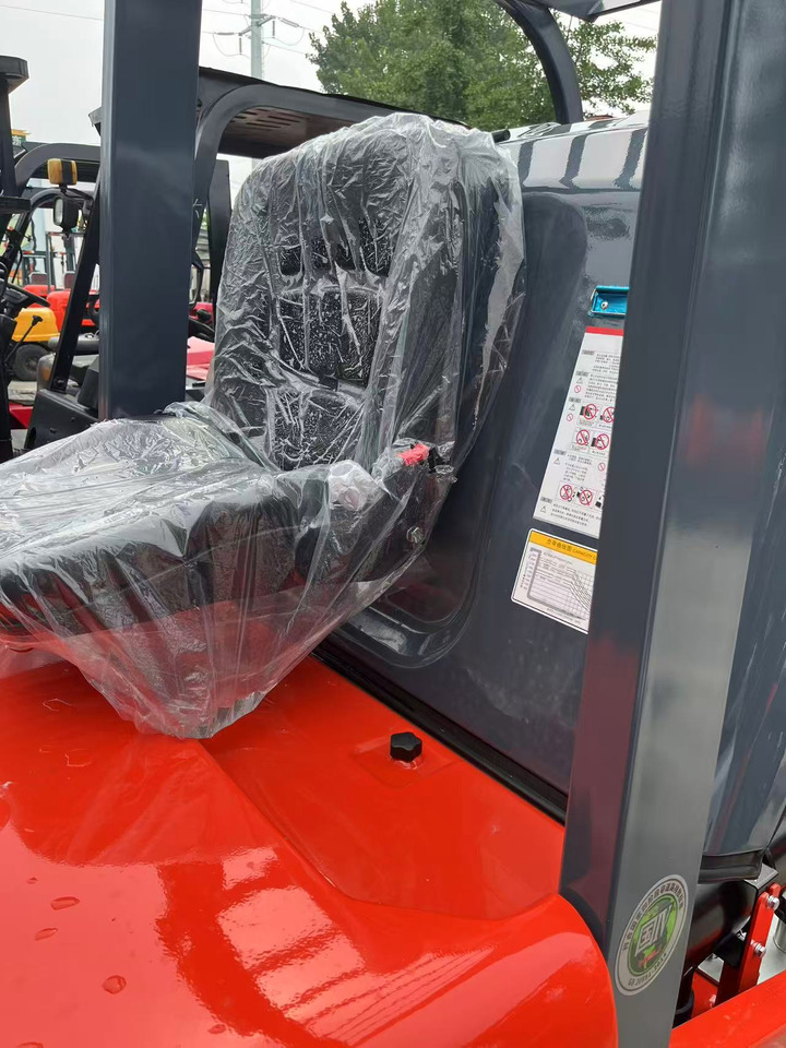 Heli brand new 2.5T diesel forklift famous China brand (Clamp available) - Diesel forklift: picture 3 Heli brand new 2.5T diesel forklift famous China brand (Clamp available) - Diesel forklift: picture 3