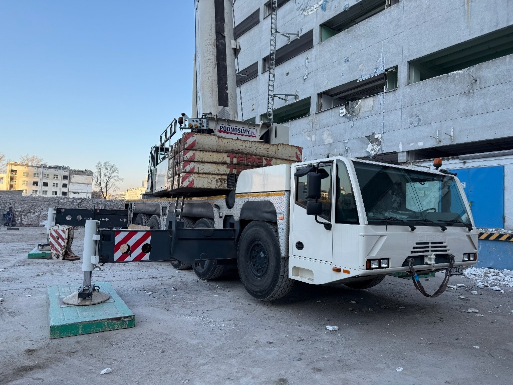 Demag AC 200-1  - All terrain crane: picture 1 Demag AC 200-1  - All terrain crane: picture 1